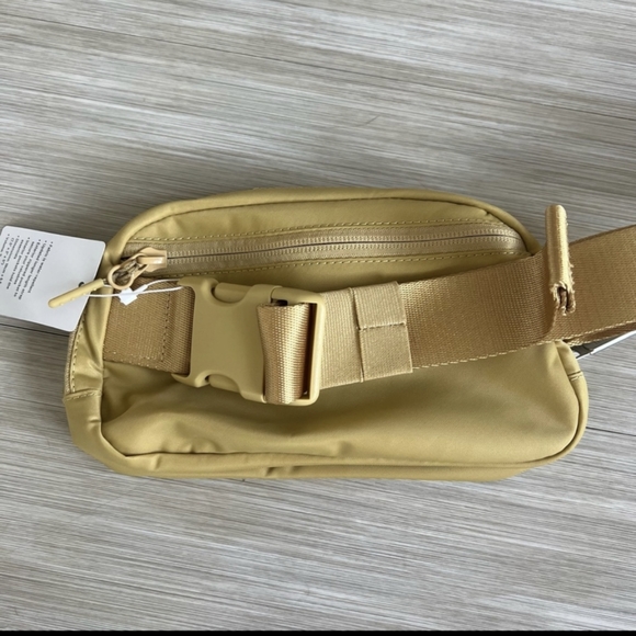 NWT 🍋 Lululemon 🍋Everywhere Belt Bag- Golden sand NWT Very Rare Color - Picture 3 of 10